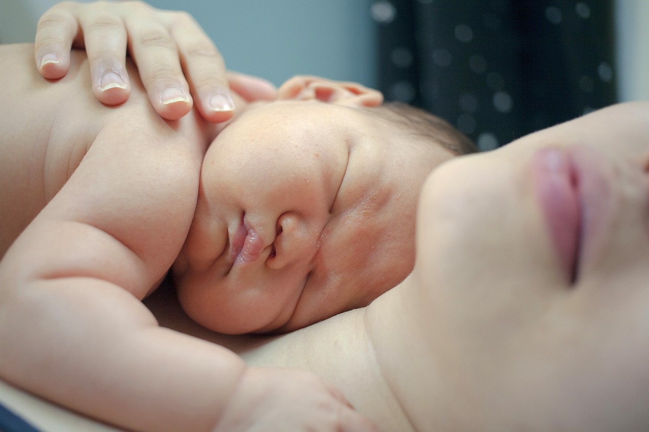 Mamá y bebé piel con piel